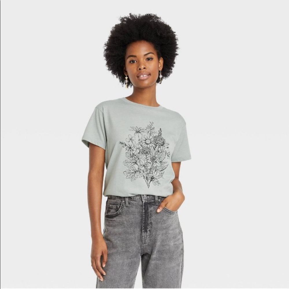 NWT Floral Graphic Design Tshirt Green Small
